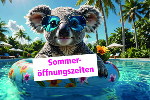 Plüschpandabär mit sitzt im Schwimmring im Pool vor tropischer Kulisse.