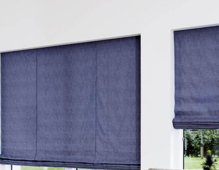 Blaues Raffrollo am Fenster von der Marke Teba